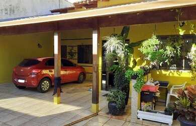 Imagem: A casa possui 3 Dormitórios, 3 Banheiros, 4 Vagas na garagem