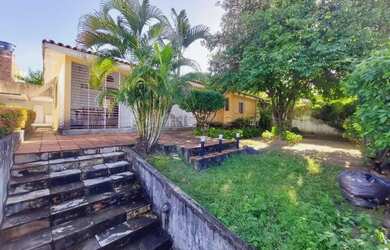 Imagem: A casa possui 4 Dormitórios, 4 Banheiros, 5 Vagas na garagem