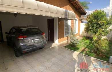 Imagem: A casa possui 3 Dormitórios, 3 Banheiros, 2 Vagas na garagem