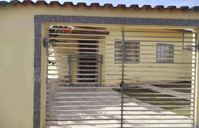 Imagem: A casa possui 2 Dormitórios, 2 Banheiros, 2 Vagas na garagem