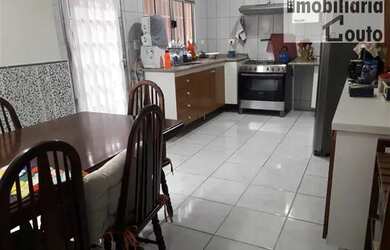 Imagem: A casa possui 3 Dormitórios, 3 Banheiros, 3 Vagas na garagem