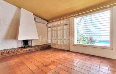 Imagem: A casa possui 3 Dormitórios, 3 Banheiros, 3 Vagas na garagem