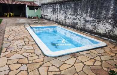 Imagem: A casa possui 3 Dormitórios, 4 Banheiros, 5 Vagas na garagem