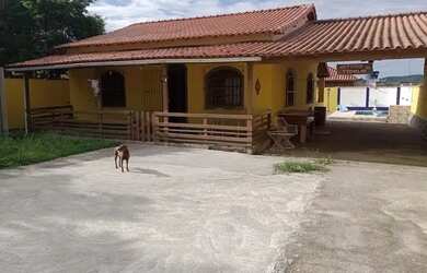 Imagem: A casa possui 2 Dormitórios, 2 Banheiros, 4 Vagas na garagem