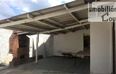 Imagem: A casa possui 2 Dormitórios, 1 Banheiro, 2 Vagas na garagem