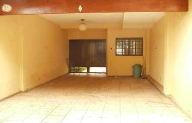 Imagem: O depósito possui 4 Vagas na garagem e 330m² de Área e está