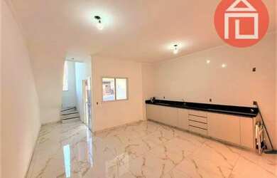 Imagem: A casa possui 2 Dormitórios, 1 Banheiro, 1 Vaga na garagem