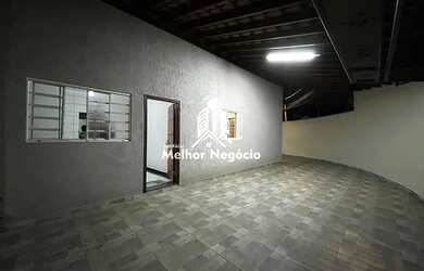 Imagem: A casa possui 3 Dormitórios, 2 Banheiros, 4 Vagas na garagem