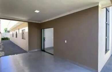 Imagem: A casa possui 3 Dormitórios, 2 Banheiros, 2 Vagas na garagem