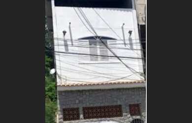 Imagem: A casa possui 3 Dormitórios, 3 Banheiros, 2 Vagas na garagem