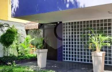 Imagem: A casa possui 4 Dormitórios, 4 Banheiros, 5 Vagas na garagem