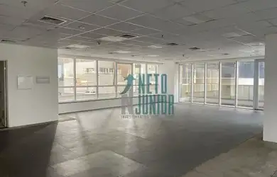 Imagem: O depósito possui 5 Vagas na garagem e 265m² de Área e está