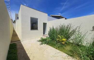 Imagem: A casa possui 3 Dormitórios, 1 Banheiro, 2 Vagas na garagem