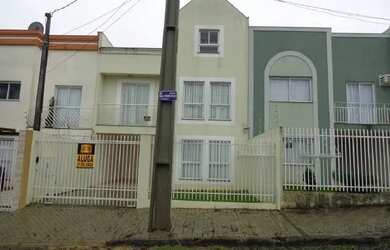 Imagem: A casa possui 4 Dormitórios, 1 Banheiro, 1 Vaga na garagem