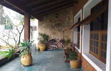 Imagem: A casa possui 4 Dormitórios, 4 Banheiros, 3 Vagas na garagem