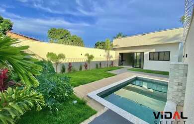 Imagem: A casa possui 3 Dormitórios, 3 Banheiros, 4 Vagas na garagem