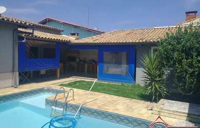 Imagem: A casa possui 3 Dormitórios, 2 Banheiros, 3 Vagas na garagem