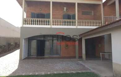 Imagem: A casa possui 4 Dormitórios, 3 Banheiros, 5 Vagas na garagem