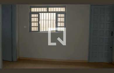 Imagem: A casa possui 1 Dormitório, 1 Banheiro, 1 Vaga na garagem