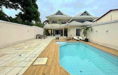 Imagem: A casa possui 5 Dormitórios, 5 Banheiros, 3 Vagas na garagem