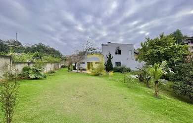 Imagem: A casa possui 4 Dormitórios, 4 Banheiros, 2 Vagas na garagem