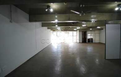 Imagem: O depósito possui 1 Vaga na garagem, 160m² de Área e está