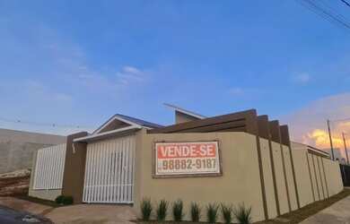 Imagem: A casa possui 3 Dormitórios, 2 Banheiros, 2 Vagas na garagem