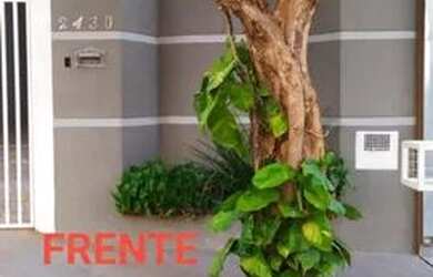 Imagem: A casa possui 3 Dormitórios, 2 Banheiros, 1 Vaga na garagem