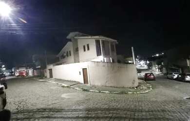 Imagem: A casa possui 3 Dormitórios, 3 Banheiros, 2 Vagas na garagem