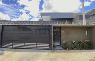 Imagem: A casa possui 3 Dormitórios, 2 Banheiros, 2 Vagas na garagem