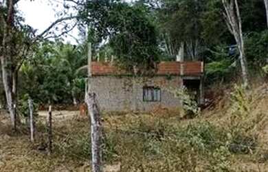 Imagem: A casa possui 3 Dormitórios e 2 Banheiros e está localizado