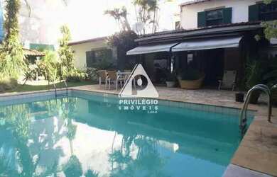 Imagem: A casa possui 4 Dormitórios, 5 Banheiros, 2 Vagas na garagem