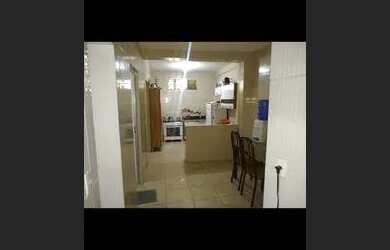 Imagem: A casa possui 1 Dormitório, 1 Banheiro, 1 Vaga na garagem e