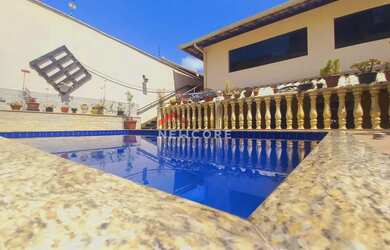 Imagem: A casa possui 3 Dormitórios, 4 Banheiros, 3 Vagas na garagem