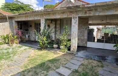 Imagem: A casa possui 3 Dormitórios, 2 Banheiros, 2 Vagas na garagem