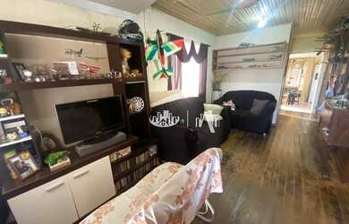 Imagem: A casa possui 3 Dormitórios, 2 Banheiros, 2 Vagas na garagem