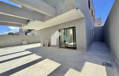 Imagem: A casa possui 3 Dormitórios, 4 Banheiros, 2 Vagas na garagem