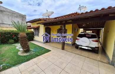 Imagem: A casa possui 2 Dormitórios, 2 Banheiros, 2 Vagas na garagem