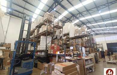 Imagem: O depósito possui 2 Vagas na garagem, 1.055m² de Área e