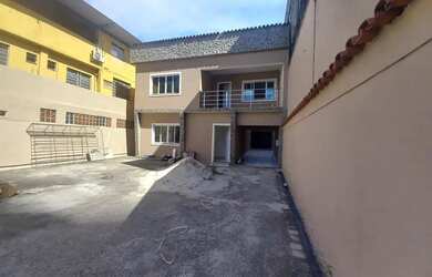 Imagem: A casa possui 5 Dormitórios, 4 Banheiros, 5 Vagas na garagem