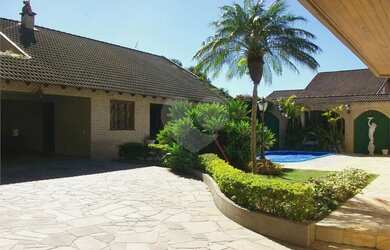 Imagem: A casa possui 4 Dormitórios, 5 Banheiros, 5 Vagas na garagem