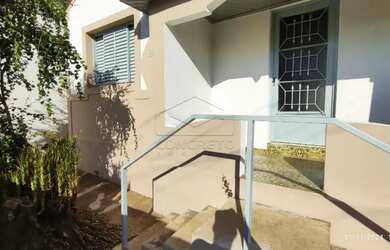 Imagem: A casa possui 3 Dormitórios, 1 Banheiro, 2 Vagas na garagem