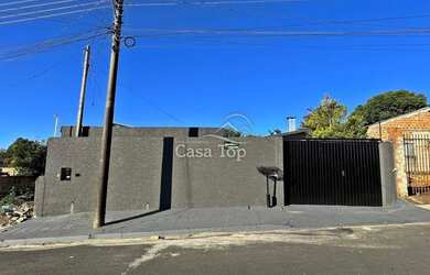 Imagem: A casa possui 2 Dormitórios, 2 Banheiros, 2 Vagas na garagem