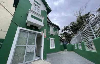 Imagem: O depósito possui 2 Vagas na garagem e 130m² de Área e está