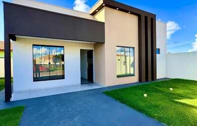 Imagem: A casa possui 3 Dormitórios e 2 Banheiros e está localizado