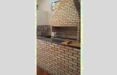 Imagem 2: Salão com churrasqueira pia e balcão