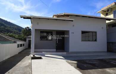 Imagem: A casa possui 2 Dormitórios, 3 Banheiros, 2 Vagas na garagem