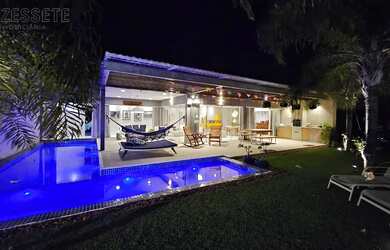 Imagem: A casa em condomínio possui 3 Dormitórios, 3 Banheiros, 300m²