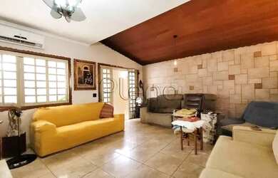 Imagem: A casa possui 5 Dormitórios, 2 Banheiros, 4 Vagas na garagem