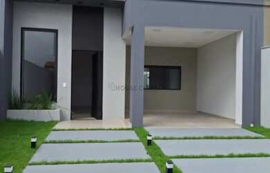 Imagem: A casa possui 3 Dormitórios, 2 Banheiros, 2 Vagas na garagem